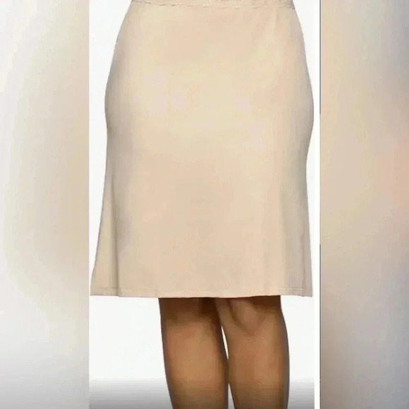 NWT lot of 2 assorted microfiber classic relaxed fit body foundation half slip L - Picture 1 of 2